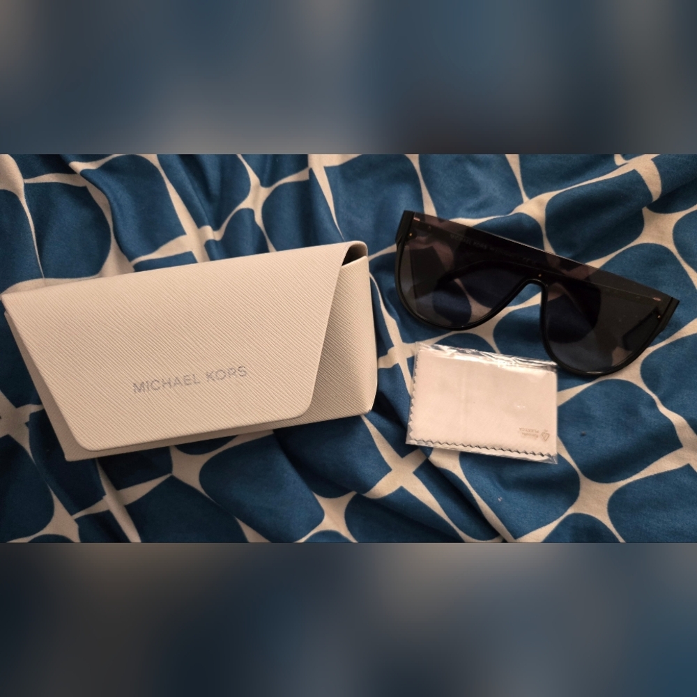 Michal Kors Aspen Sunglasses. - Picture 3 of 6